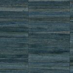 Donkerblauw Arte-behang uit de Atelier Naturally Beautiful-collectie met een geweven textuur en horizontale banen.
