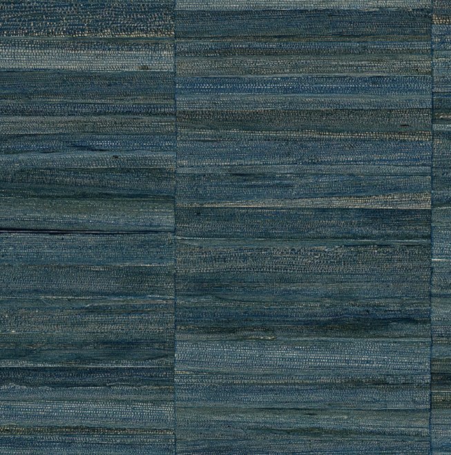 Donkerblauw Arte-behang uit de Atelier Naturally Beautiful-collectie met een geweven textuur en horizontale banen.