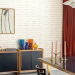 Moderne eetkamer met Arte Atelier Paper Art AT82-behang, kleurrijke vazen op een dressoir en roze kaarsen op een glazen tafel.