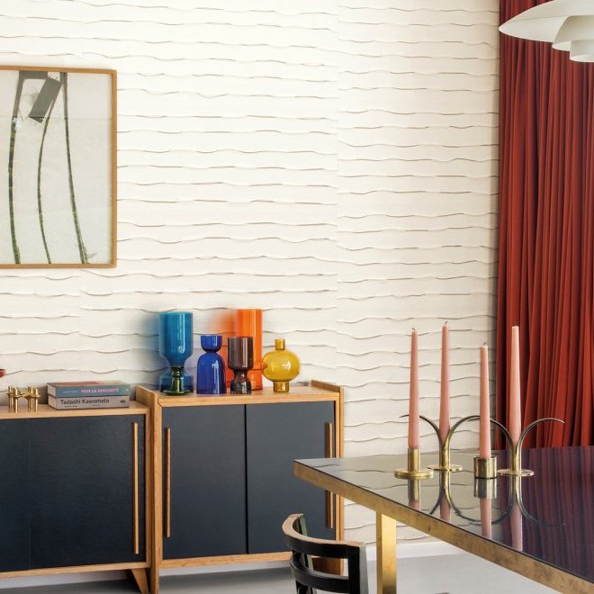 Moderne eetkamer met Arte Atelier Paper Art AT82-behang, kleurrijke vazen op een dressoir en roze kaarsen op een glazen tafel.