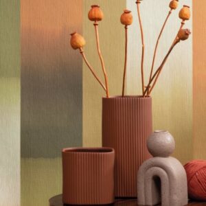 Stilleven met ribbelstructuur vazen, een abstract beeldje en droogbloemen voor Arte behang Atelier Time Lapse AT-92.
