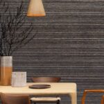 Sfeervolle interieursetting met Arte-behang Atelier Unlimited AT51 in horizontale strepen, een houten tafel en aardewerk accessoires.