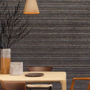Sfeervolle interieursetting met Arte-behang Atelier Unlimited AT51 in horizontale strepen, een houten tafel en aardewerk accessoires.