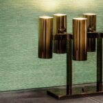 Goudkleurige designlamp voor groen Arte-behang uit de Avalon Marsh-collectie.