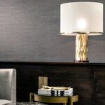 Luxe interieur met Arte-behang Avalon Marsh, gouden tafellamp en moderne bijzettafel met boeken.