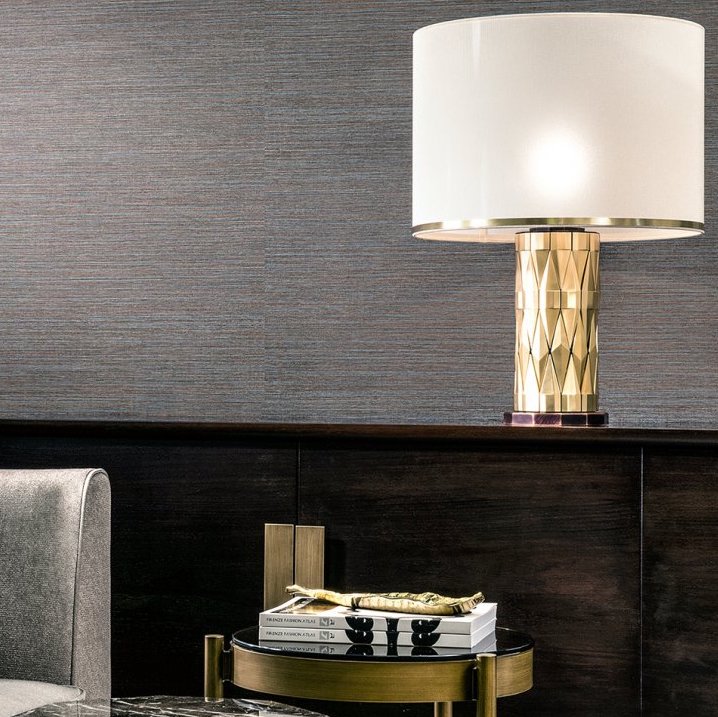 Luxe interieur met Arte-behang Avalon Marsh, gouden tafellamp en moderne bijzettafel met boeken.