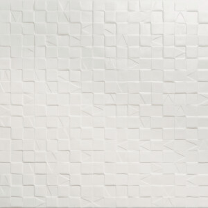 Wit Arte-behang uit de Babylon-collectie met een subtiel reliëf van geometrische vierkanten en lijnen.