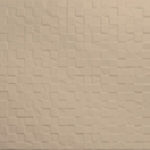 Beige Arte-behang Babylon met een reliëfpatroon van onregelmatige vierkanten en geometrische vormen.