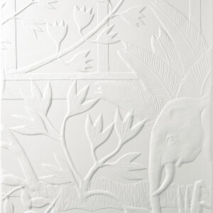 Reliëfbehang uit de Arte Babylon Between Rivers collectie met een olifant en tropische planten in wit ton-sur-ton ontwerp.