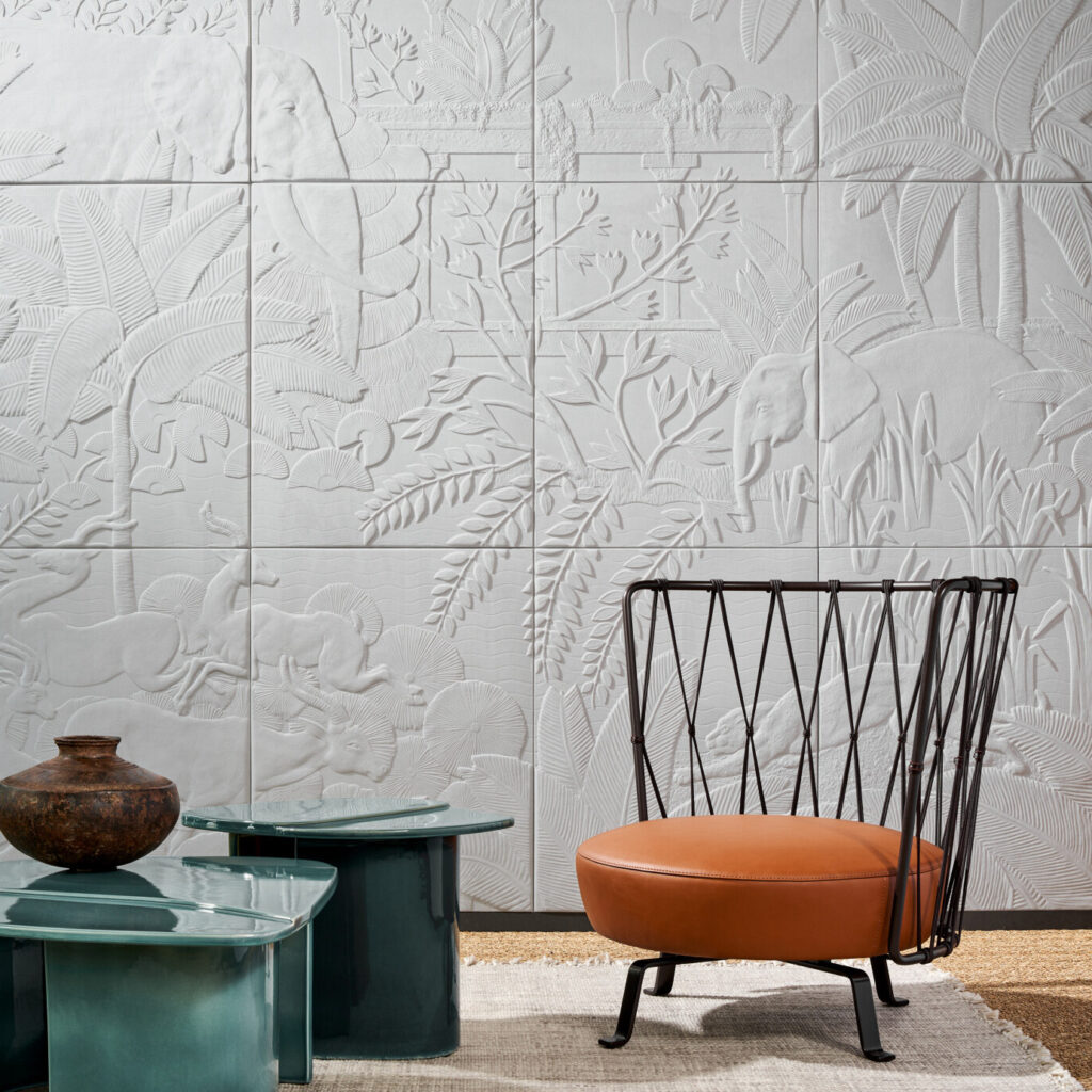 Designstoel en moderne bijzettafels voor een wand met wit reliëfbehang uit de Arte Babylon Between Rivers 97002 collectie.