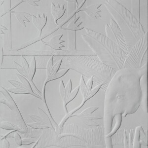 Reliëfstructuur van wit behang met tropische bladeren en een olifant, uit de Arte Babylon Between Rivers collectie.