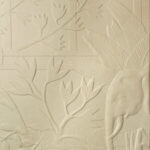 Reliëfbehang van Arte uit de Babylon Between Rivers-collectie met een olifant en tropische planten in een lichtbeige tint.