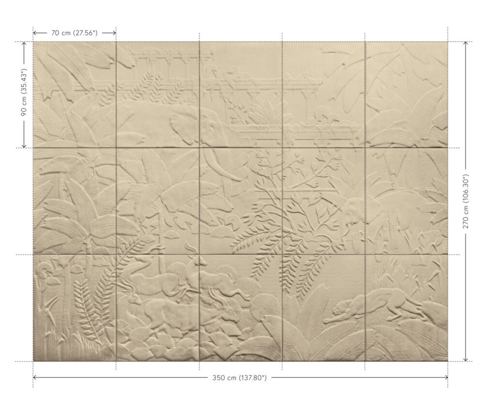 Reliëfachtig behangpatroon met junglelandschap, dieren en planten uit de Arte Babylon Between Rivers-collectie.