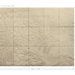 Reliëfachtig behangpatroon met junglelandschap, dieren en planten uit de Arte Babylon Between Rivers-collectie.