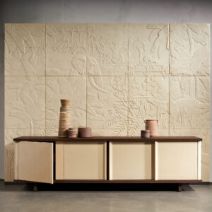 Luxe interieur met Arte-behang Babylon Between Rivers 97003 met reliëf van jungle en olifanten, achter een modern dressoir met aardetinten.