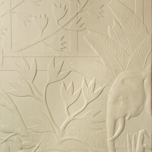 Reliëfbehang van Arte uit de Babylon Between Rivers-collectie met een olifant en tropische planten in een lichtbeige tint.