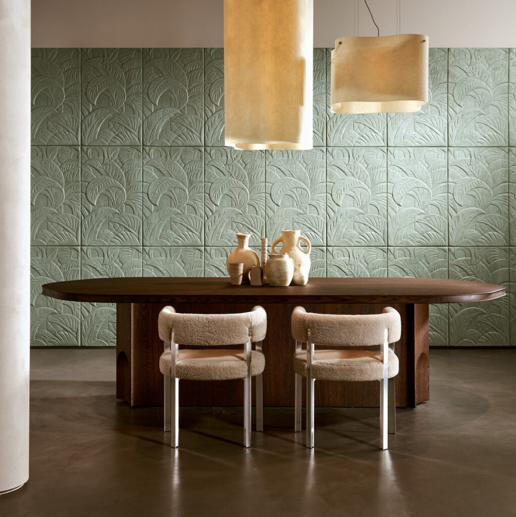 Moderne eetkamer met Arte-behang Babylon Medjoul, een ovale houten tafel, neutrale designstoelen en aardewerken vazen.