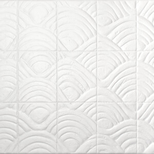 Wit Arte-behang uit de Babylon Terracotta 97010 collectie met een reliëfpatroon van golvende, abstracte lijnen.