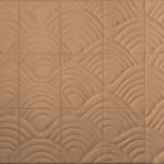 Arte-behang Babylon Terracotta 97013 met een reliëfpatroon van overlappende bogen in warme terracottakleur.