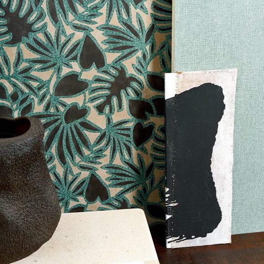 Botanisch Arte behang Botanis 57581 met groene bladeren en zwarte accenten, gecombineerd met een vaas en abstract schilderij.