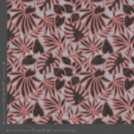 Behangpatroon Botanis van Arte met abstracte rode en zwarte tropische bladeren op een lichtgrijze achtergrond.