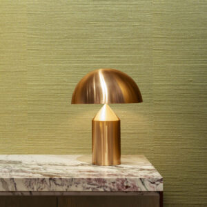 Designlamp op een marmeren tafel voor groen Arte Boutique Agave behang.