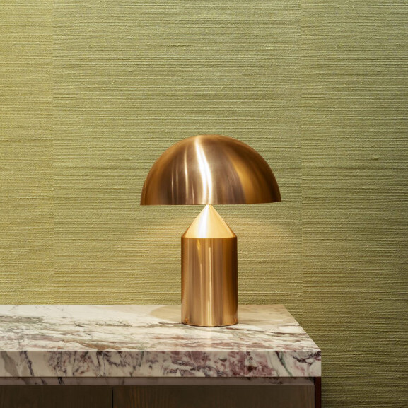 Designlamp op een marmeren tafel voor groen Arte Boutique Agave behang.