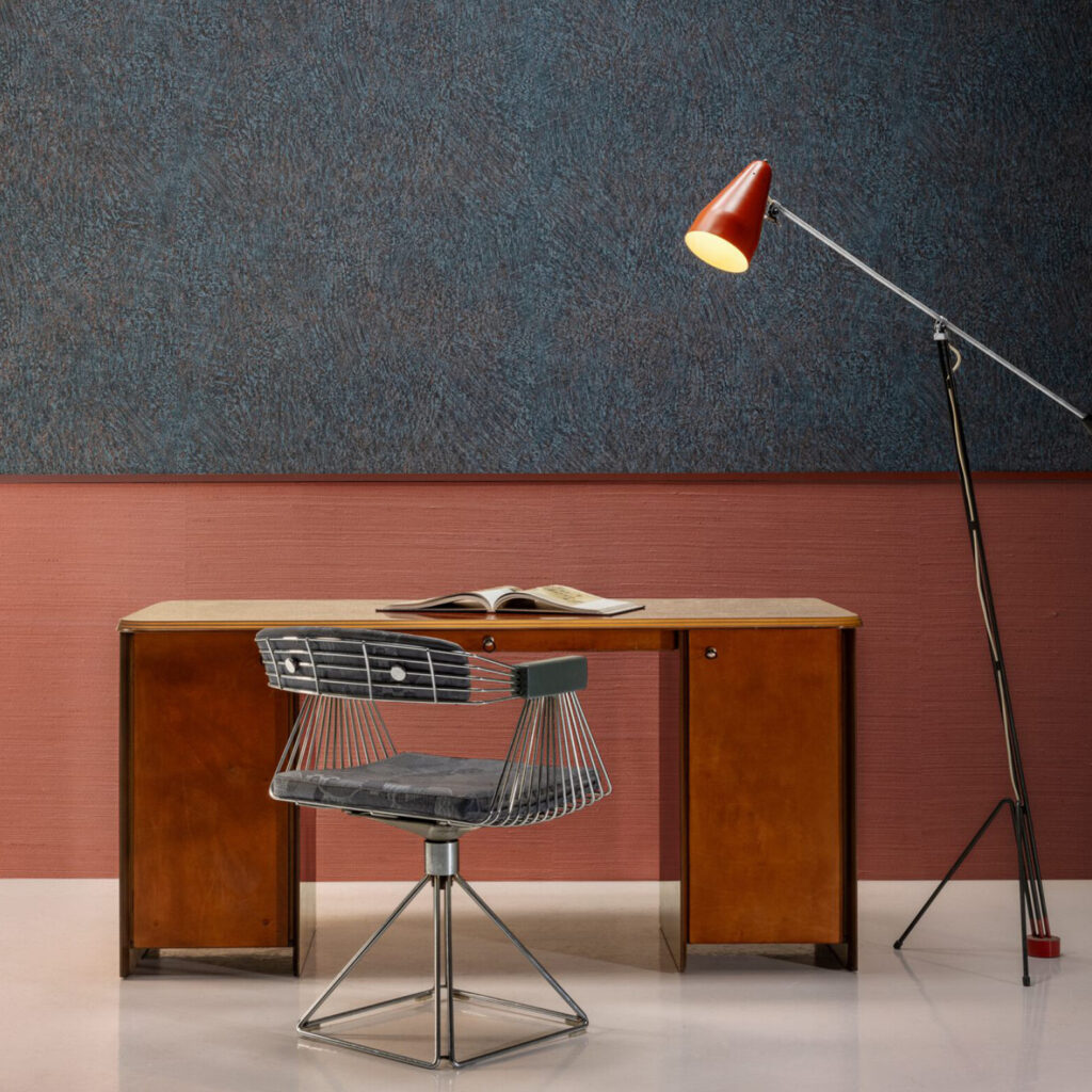 Vintage werkplek met Arte-behang Boutique Agave 90533, houten bureau, metalen stoel en rode vloerlamp.