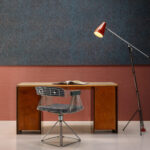 Vintage werkplek met Arte-behang Boutique Agave 90533, houten bureau, metalen stoel en rode vloerlamp.