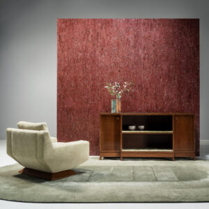 Interieur met Arte behang Boutique Alentejo Cork 90590, een retro fauteuil, houten dressoir en decoratieve accessoires.