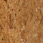 Close-up van het Arte Boutique behang Alentejo Cork 90591 in een warme kurkstructuur met natuurlijke patronen en witte accenten.