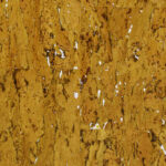 Bruin kurkstructuurbehang uit de Arte Boutique Alentejo Cork collectie met natuurlijke textuur en witte accenten.