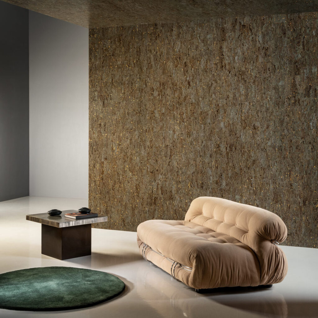 Moderne woonkamer met Arte Boutique Alentejo Cork 90593 behang, een beige designbank, lage salontafel en rond groen vloerkleed.