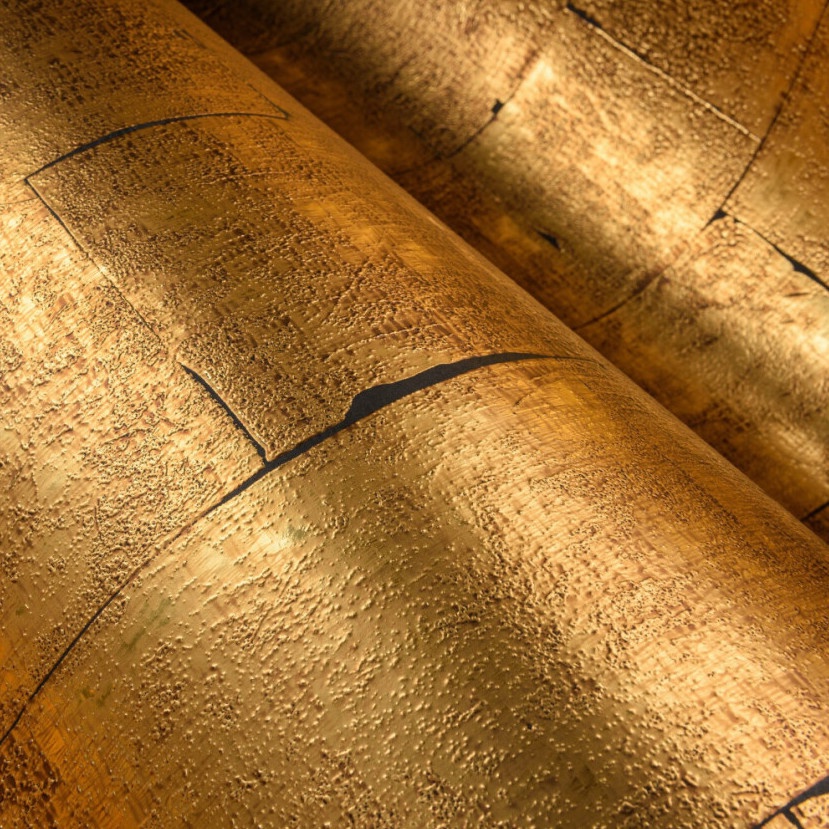 Detailopname van het goudkleurige, textuurrijke Arte behang uit de Boutique Gilded Heritage collectie (90500).