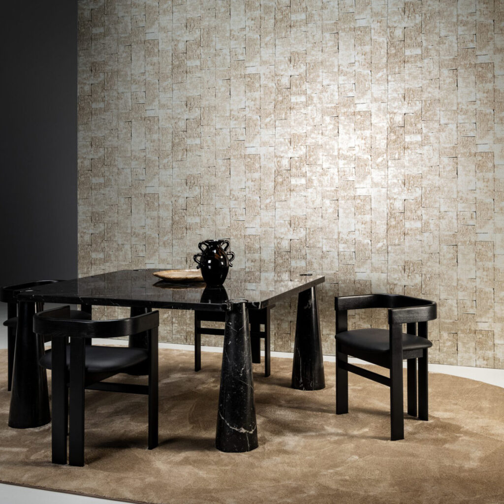 Moderne eethoek met zwarte meubels op een beige vloerkleed, met Arte Boutique Gilded Heritage 90501 behang op de achtergrond.