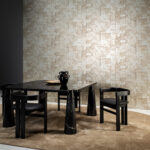 Moderne eethoek met zwarte meubels op een beige vloerkleed, met Arte Boutique Gilded Heritage 90501 behang op de achtergrond.