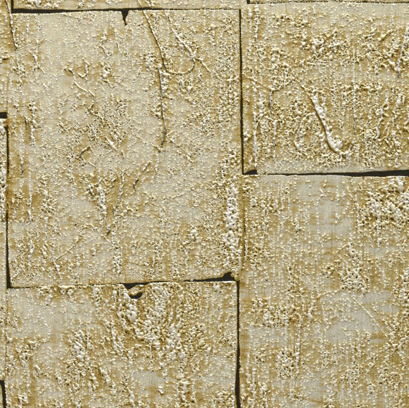 Beige-goudkleurig Arte behang met een reliëfstructuur en een patroon van rechthoekige vlakken uit de Boutique Gilded Heritage collectie.