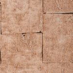 Close-up van Arte behang Boutique Gilded Heritage 90503 met een textuur van overlappende, verweerde vierkante patronen in een koperachtige tint.