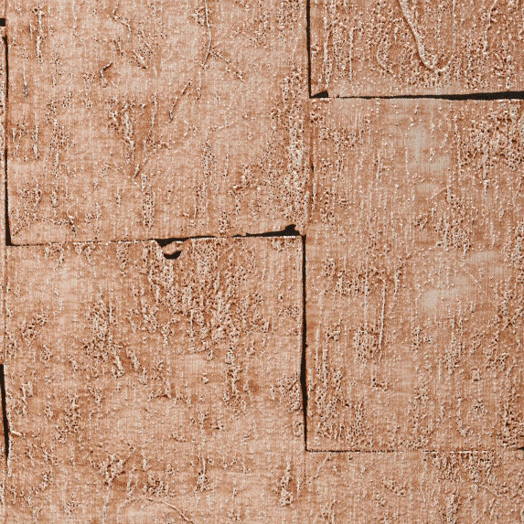 Close-up van Arte behang Boutique Gilded Heritage 90503 met een textuur van overlappende, verweerde vierkante patronen in een koperachtige tint.