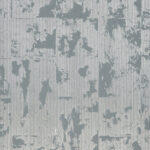 Grijsblauw Arte Boutique Glowing Patina behang met een verweerd en abstract patroon op een fijn gestreepte achtergrond.