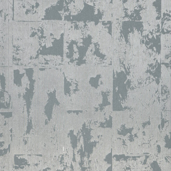 Grijsblauw Arte Boutique Glowing Patina behang met een verweerd en abstract patroon op een fijn gestreepte achtergrond.