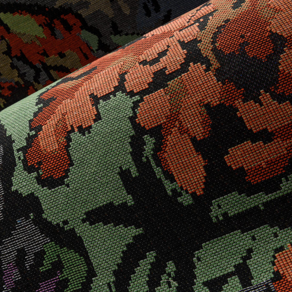 Close-up van het Arte behang Boutique Riverbank 90515 met een pixelachtig bloemenmotief in groen, oranje en zwart.