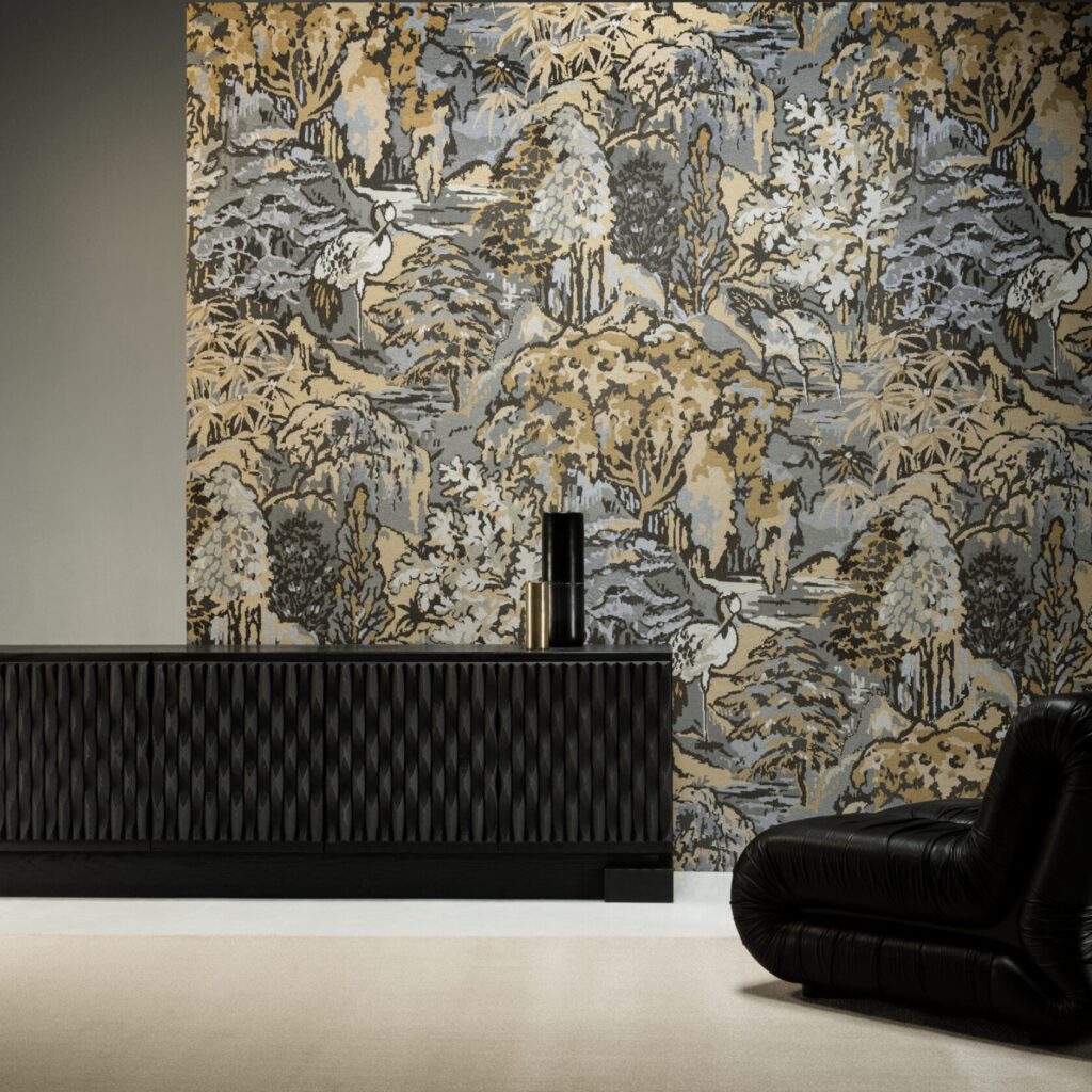 Luxe interieur met Arte Boutique Riverbank 90516 behang met natuurmotief in grijstinten en gouden accenten.