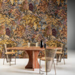 Eettafel met vier stoelen voor een opvallend wandbekleding met het kleurrijke Arte behang Boutique Riverbank 90517.