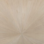 Lichtbeige Arte Boutique Sunburst 90510 behang met een zonnestraalpatroon vanuit het middelpunt.