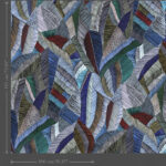 Abstract patroon van het Arte behang Chintz 73100 uit de Essentials Les Tricots collectie met kleurrijke, geborduurde blad- en veerstructuren.