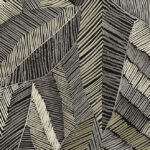 Grafisch behangpatroon uit de Arte Chintz 73104 collectie met overlappende bladmotieven in zwart, grijs en beige tinten.