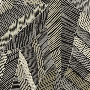 Grafisch behangpatroon uit de Arte Chintz 73104 collectie met overlappende bladmotieven in zwart, grijs en beige tinten.