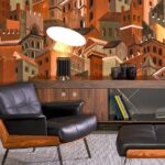 Moderne zithoek met een donkerhouten dressoir en zwart leren fauteuil, voor een sfeervol Arte Città di Castello behang met rode stadshuizen.