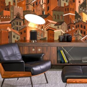 Moderne zithoek met een donkerhouten dressoir en zwart leren fauteuil, voor een sfeervol Arte Città di Castello behang met rode stadshuizen.